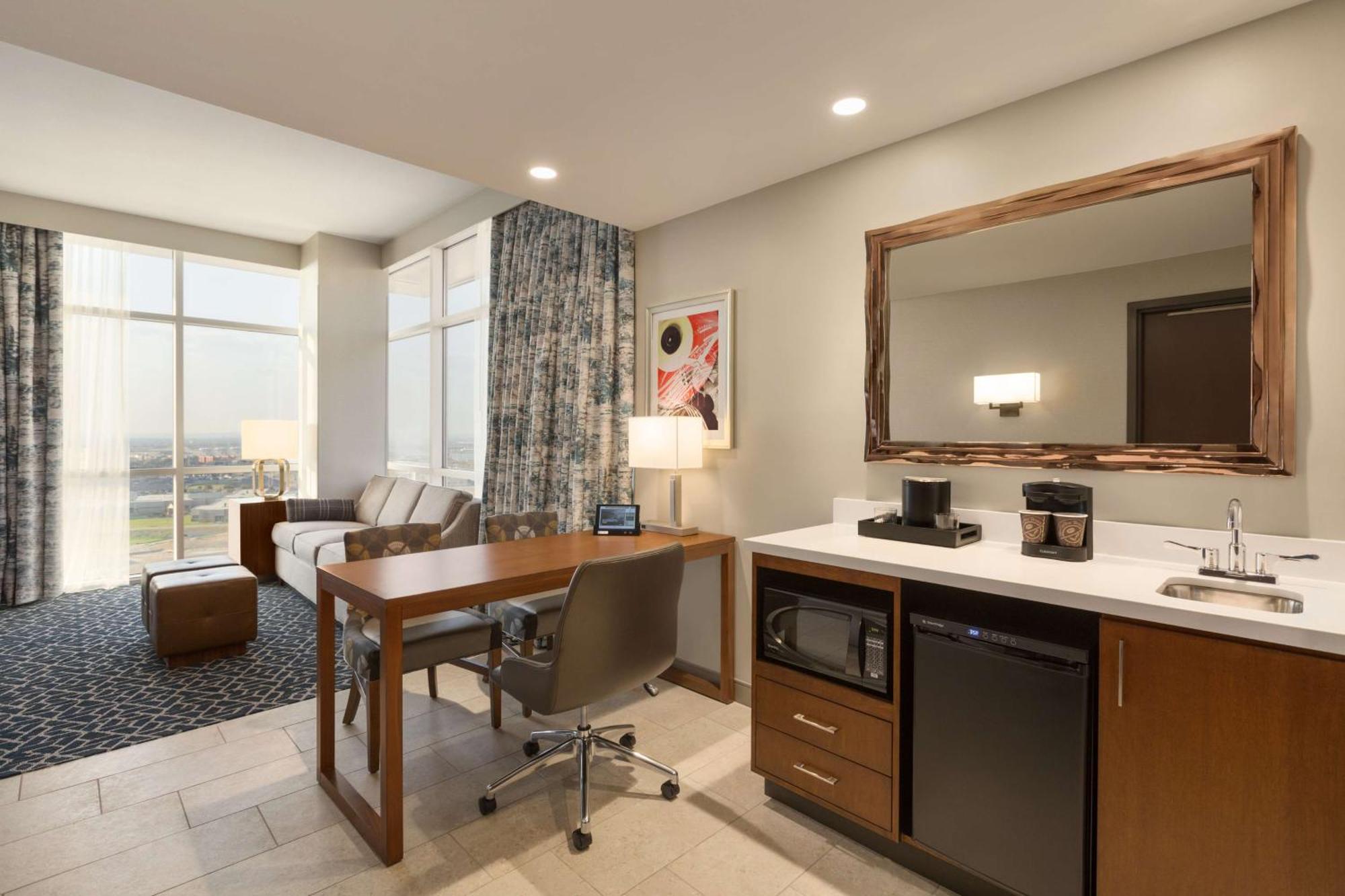 Hotel Embassy By Hilton Convention Center
