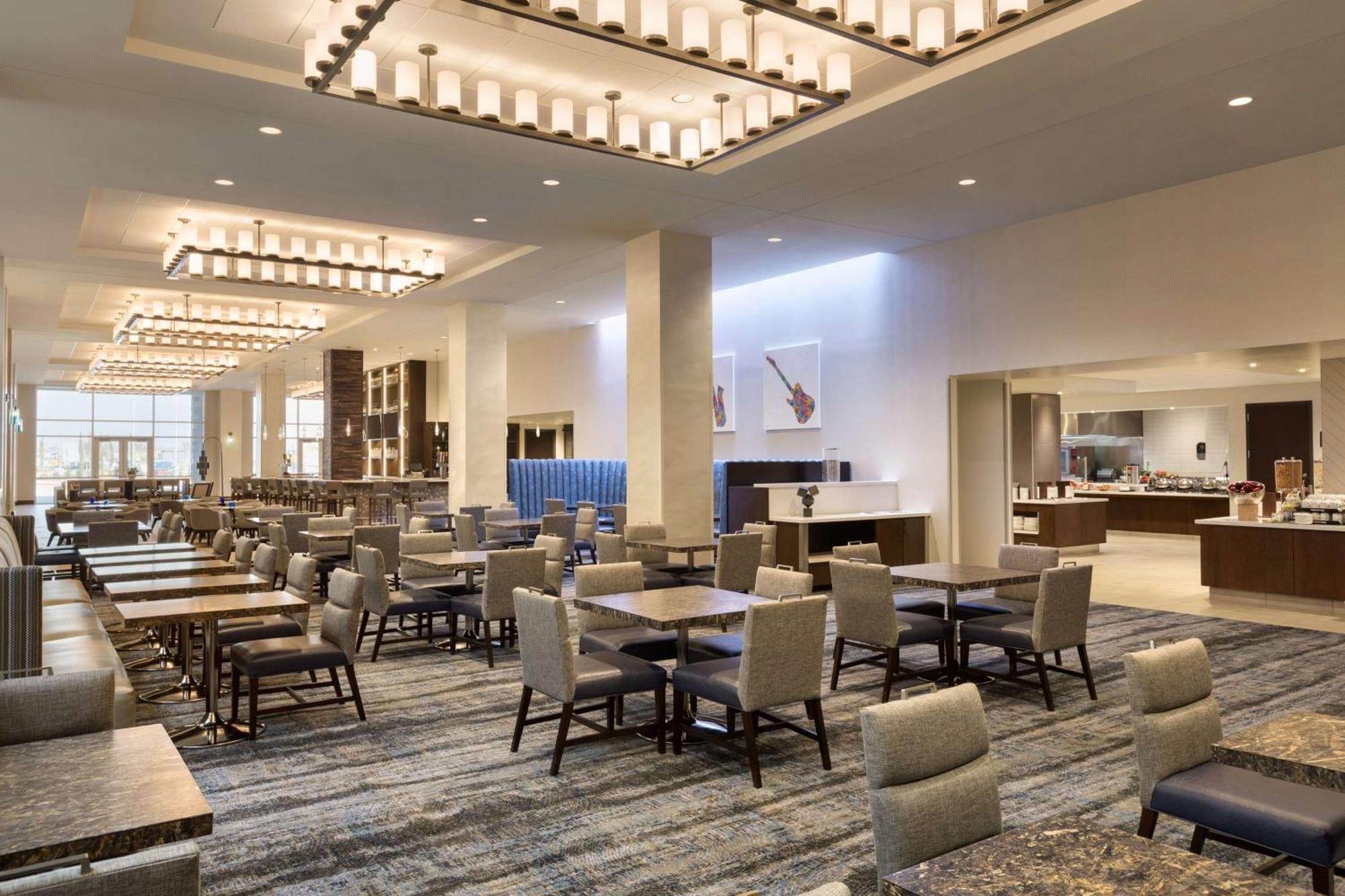 Hotel Embassy By Hilton Convention Center