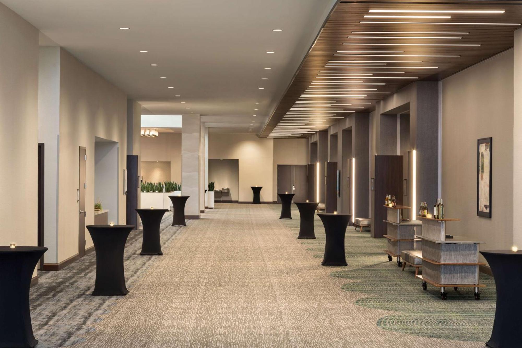 Hotel Embassy By Hilton Convention Center 4*
