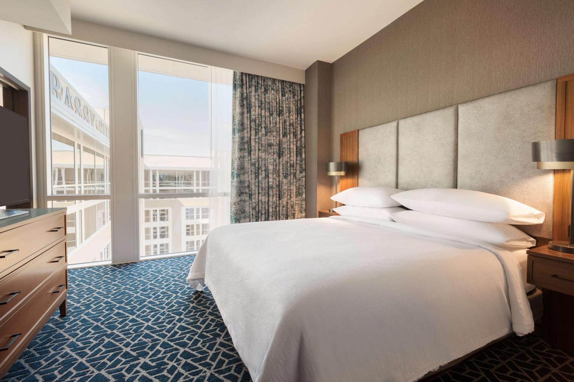 Hotel Embassy By Hilton Convention Center 4*